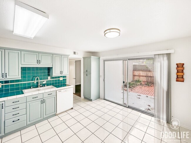 Building Photo - Stunning 3BD/2.5BA W/ Reserved Parking and Community Pool in Tierrasanta!