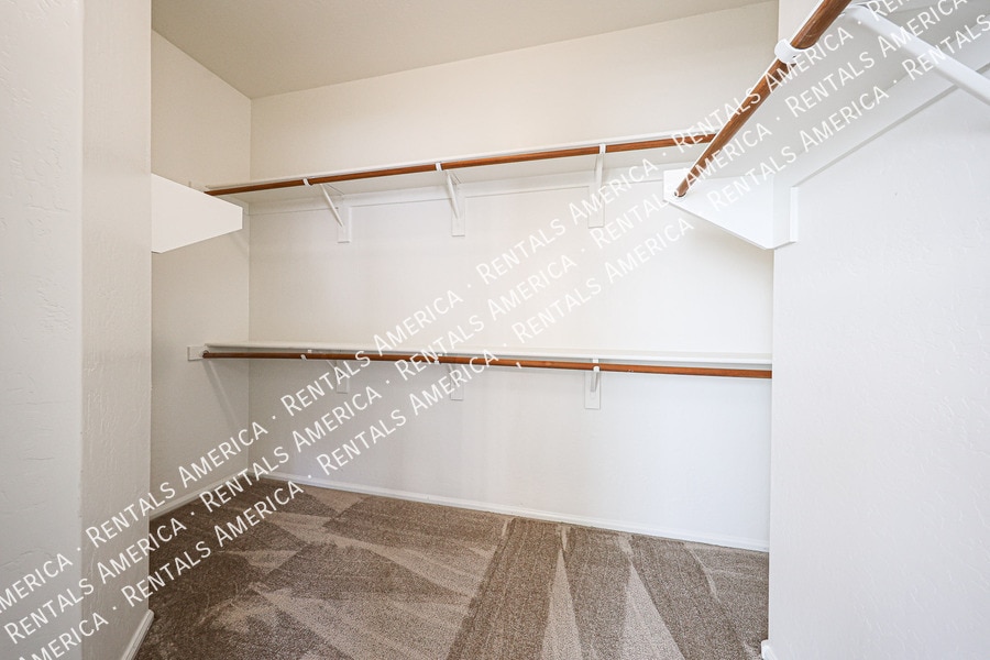 Building Photo - 7257 E Lakeview Ave