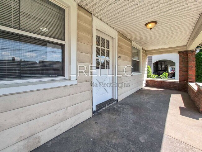 Building Photo - 311 S 38th St