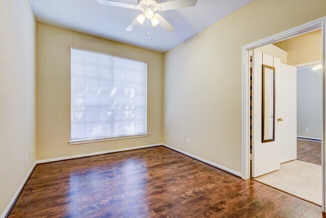 Building Photo - 2121 El Paseo St