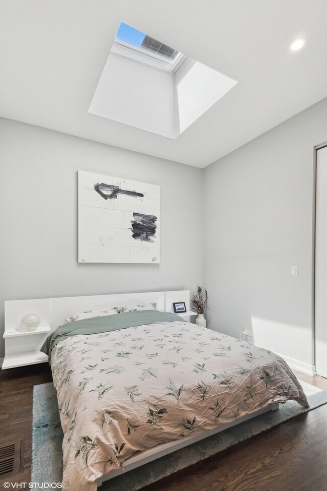 Building Photo - 455 W Hobbie St