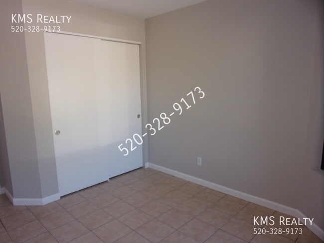 Building Photo - 3 Bedroom 2 Bath- 10048 E Desert Aire Driv...