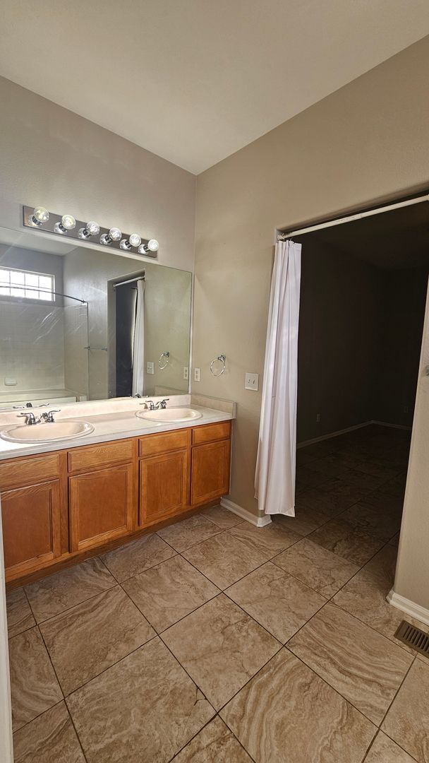 Building Photo - $2700 | 4BR/2.5BA | Pet Friendly House wit...