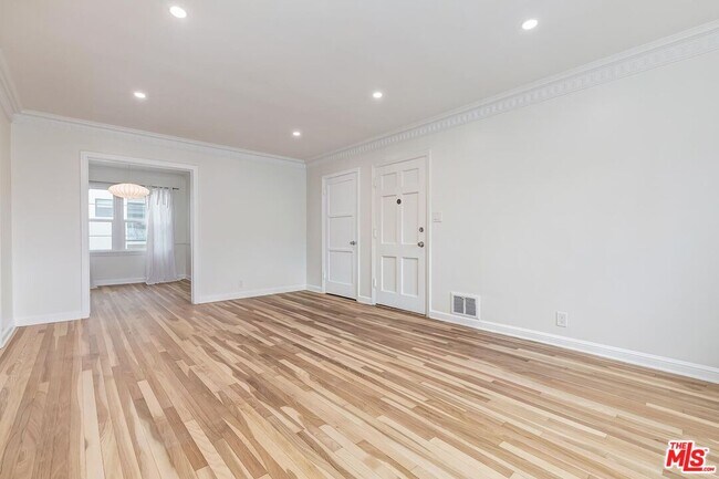 Building Photo - 405-404 Shirley Pl