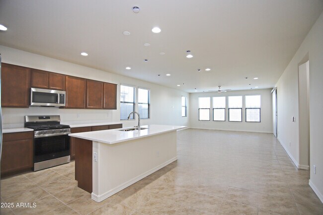 Building Photo - 879 W Finch Dr