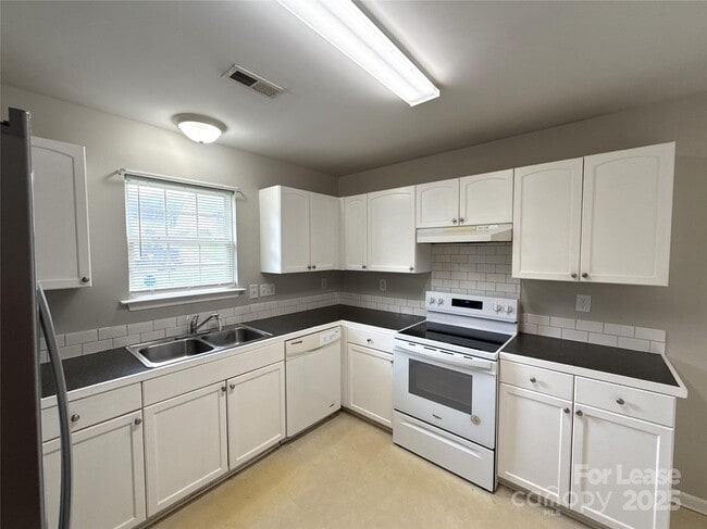 Building Photo - 5522 Stone Bluff Ct