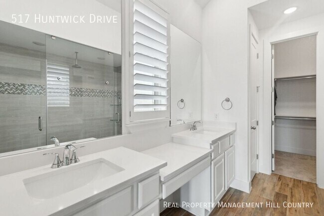 Building Photo - 517 Huntwick Dr