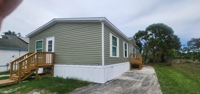 Building Photo - 7951 SE Skylark Ave