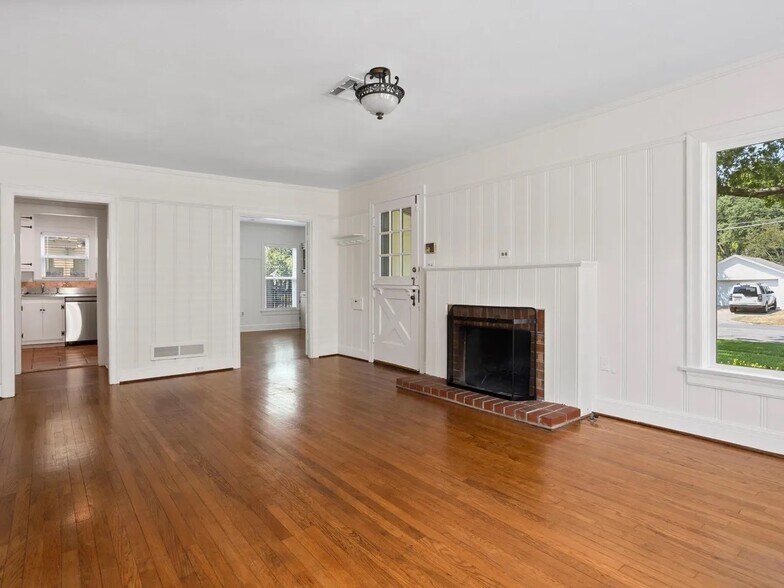 Living Room - 2917 Benbrook Blvd