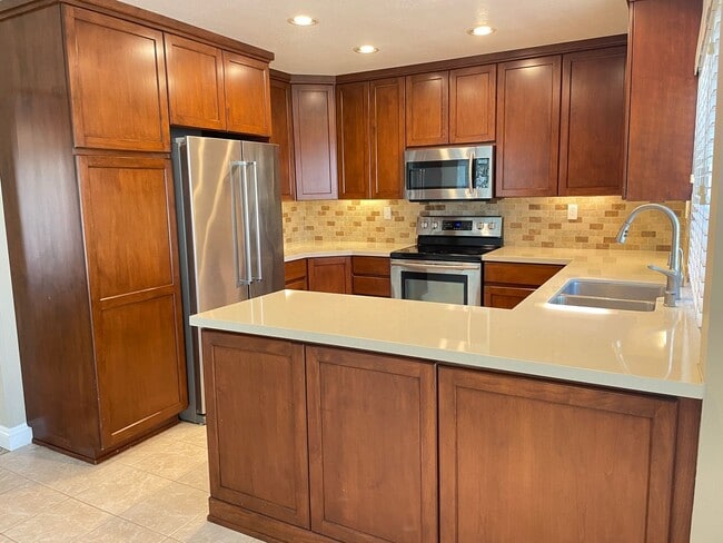 Building Photo - Picture Perfect Summerhill Home!