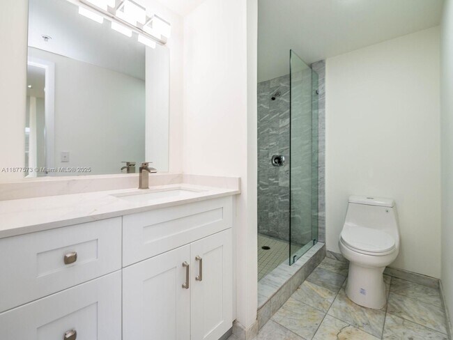 Building Photo - 1402 Brickell Bay Dr
