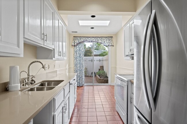 Building Photo - Available mid-July! 3 Bedroom/3 Bath Townhome in Falconbridge!