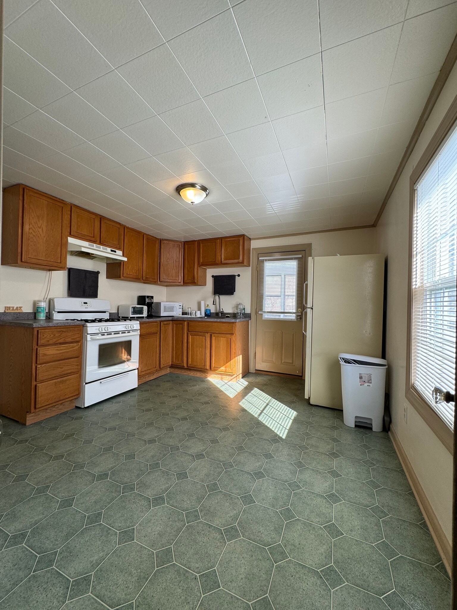 Kitchen with lots of cabinets and pantry - 12 Durant Ter