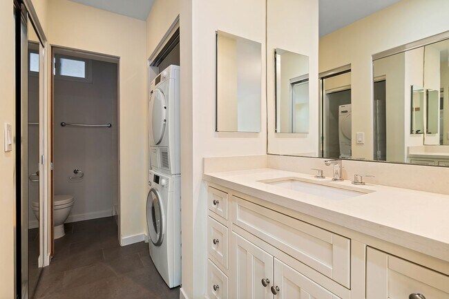 Building Photo - Fully remodeled 2BR/2BA condo in prime Wes...