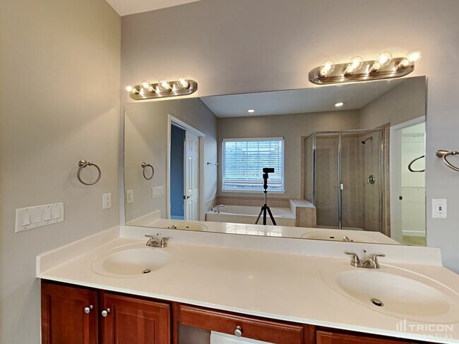 Building Photo - 1514 Red Oak Dr