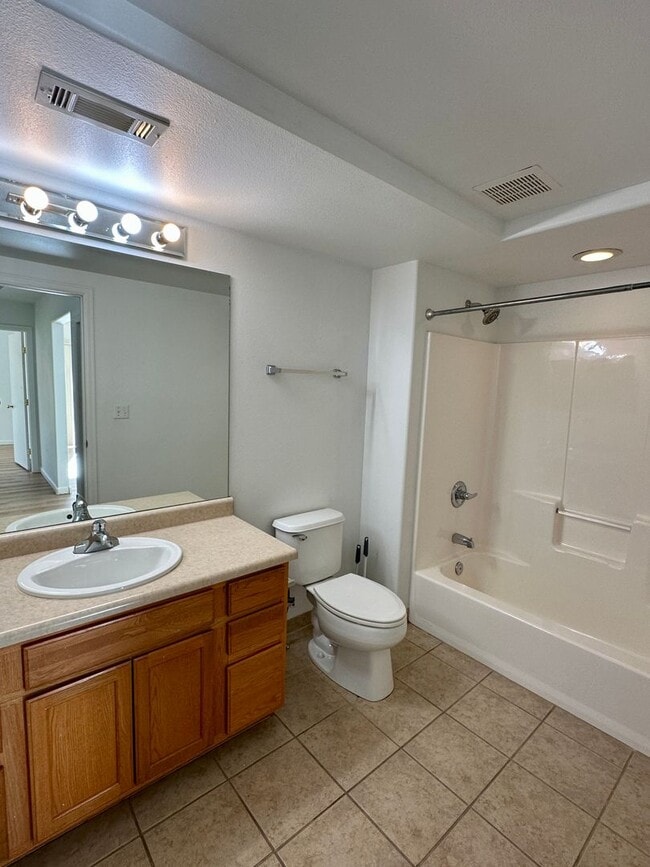 Building Photo - 3 Bedroom 2 Bath Condo in New Castle