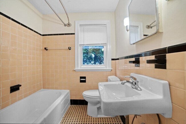 Building Photo - 431 Adams St