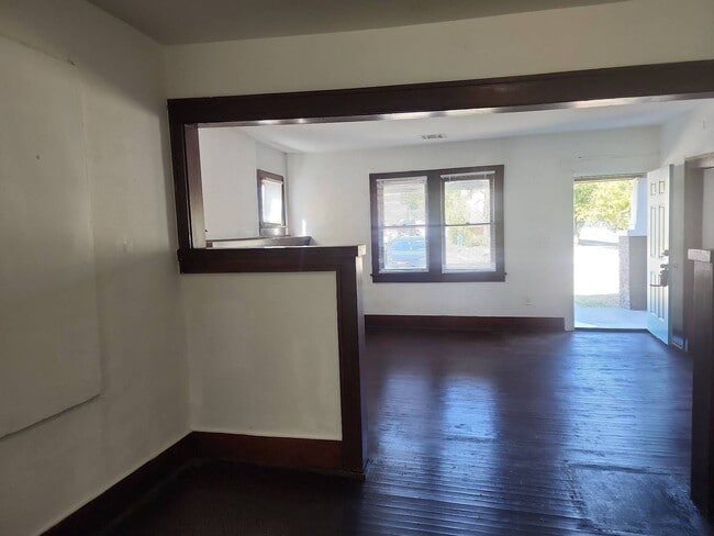Building Photo - 2 bedroom 1 bathroom home