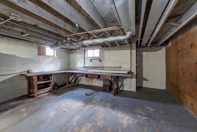 Building Photo - 618 N Oplaine Rd