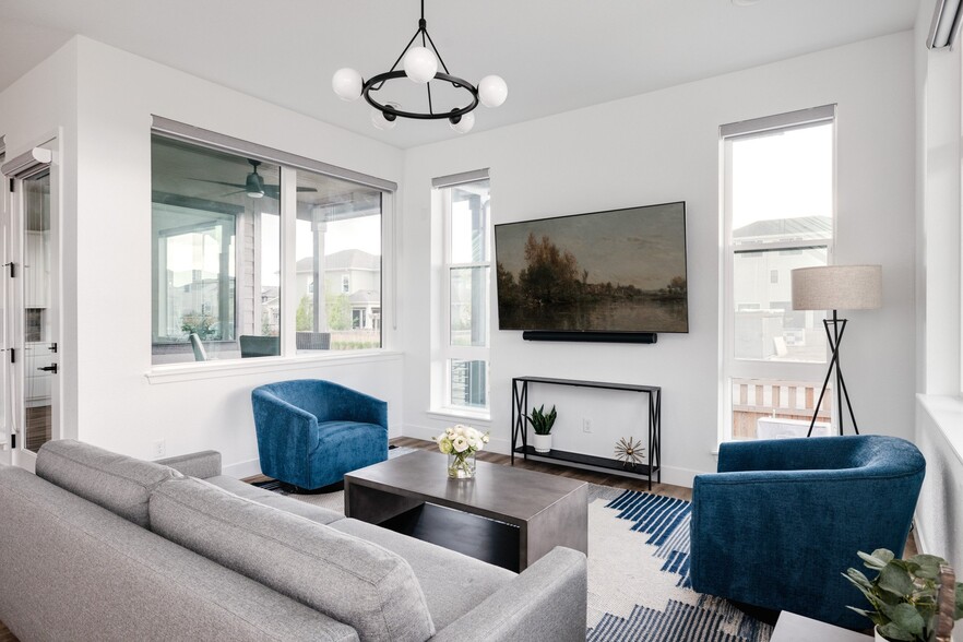 Building Photo - 6010 N Perth St