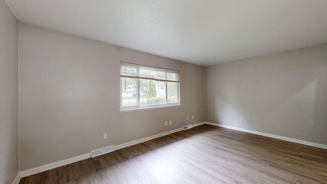Building Photo - 3 Bedroom/1 bathroom renovated townhouse.