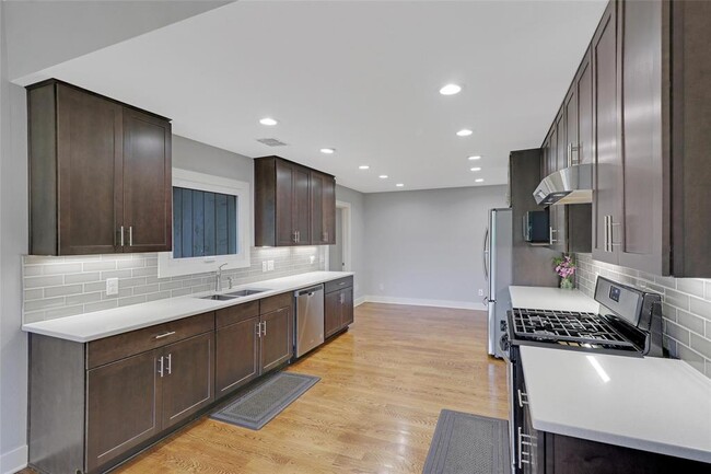 Building Photo - 3801 Laurel Ledge Ln
