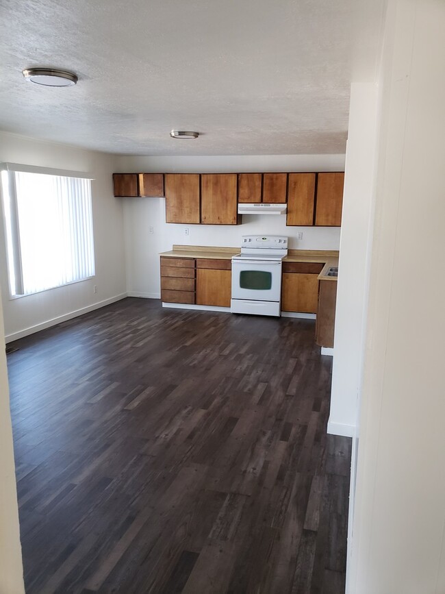 Building Photo - 1640 sf 3 bed 1 bath