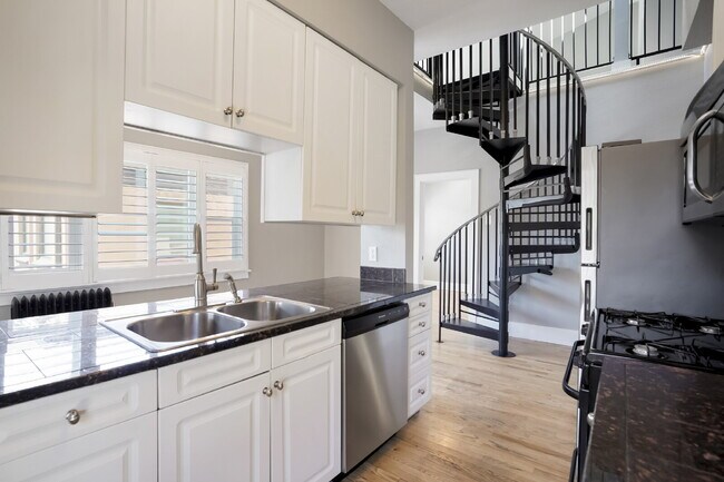 Building Photo - Two-Story Apartment with Parking in Uptown
