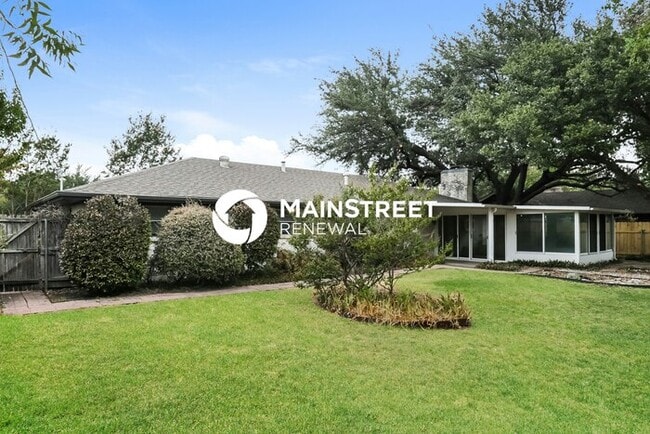 Building Photo - 3 Bedroom Pet-Friendly Home in FORT WORTH, TX with Main Street Renewal
