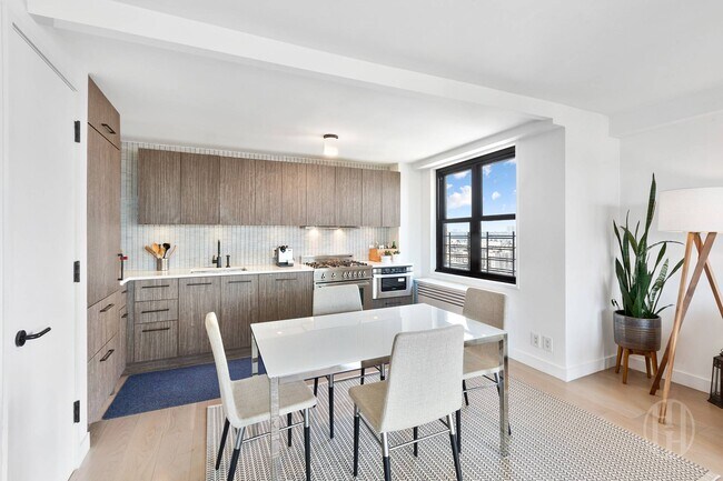 Building Photo - 175 W 95th St