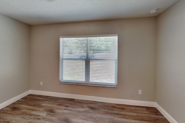 Building Photo - 7961 N Primrose Dr