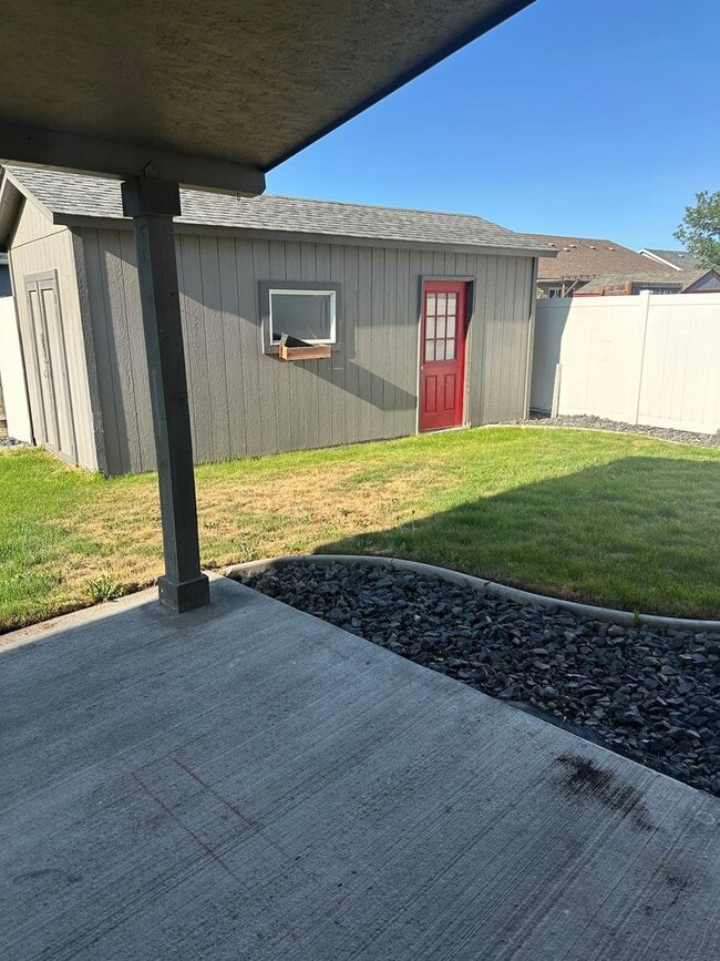 Building Photo - Extra Large Home For Rent, 4 Bedrooms! NEW...