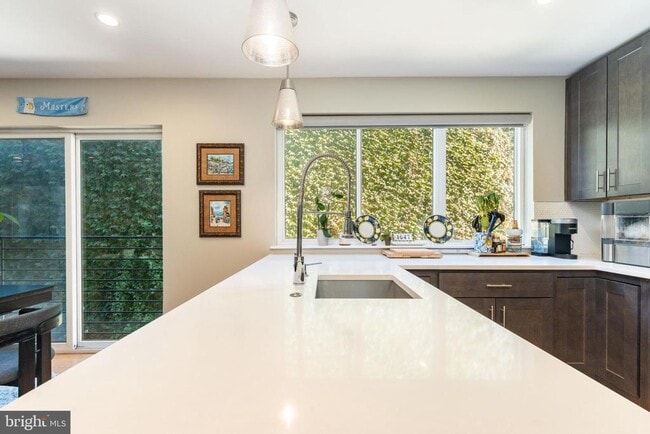 Building Photo - 1647 E Eyre St