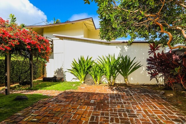 Building Photo - Kahala Avenue Beachside -  1 minute walk to beach  Recently remodeled w/fenced yard. 1 bdrm, 1 ba...