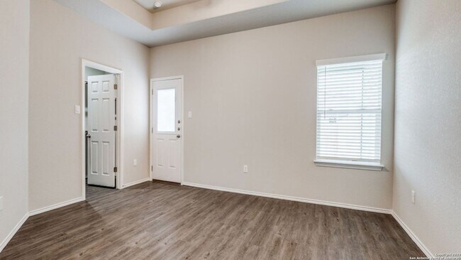 Building Photo - Available NOW, No Carpet, Ceiling Fans, La...