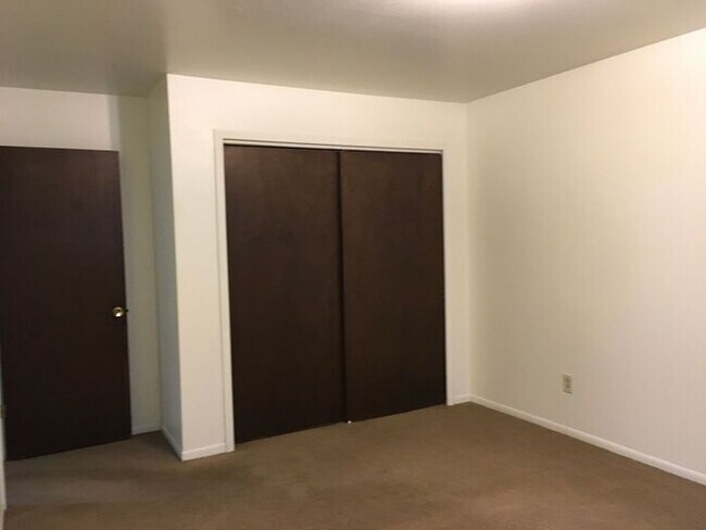 Building Photo - 2 Bed, 1.5 Bath Duplex for Rent in Fort Co...