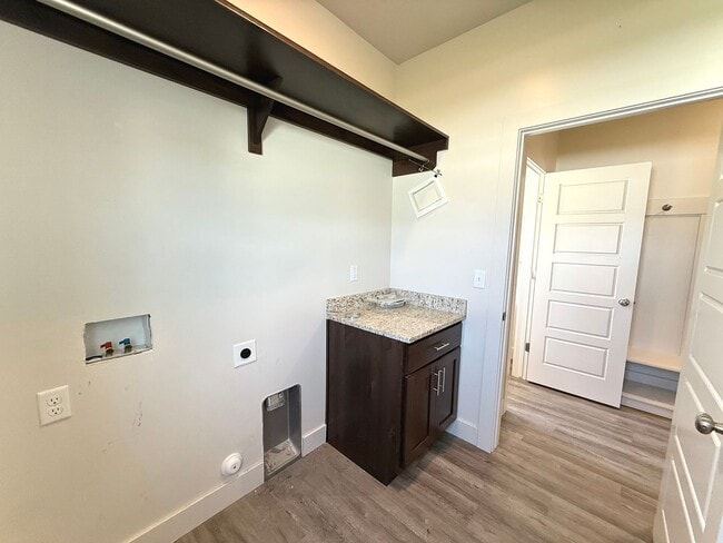 Building Photo - 4 bedroom 2.5 bath Plain City House