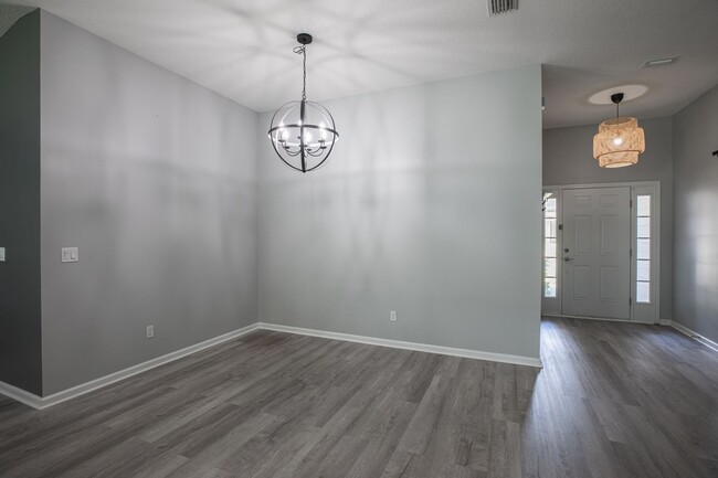 Building Photo - Stunning home in desirable neighborhood !