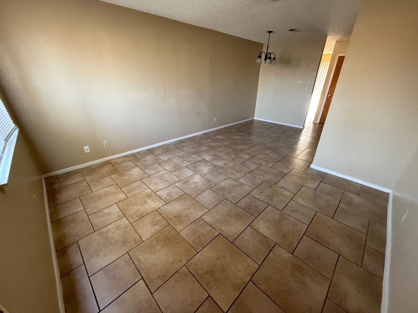 Building Photo - 2211 Cascade Dr