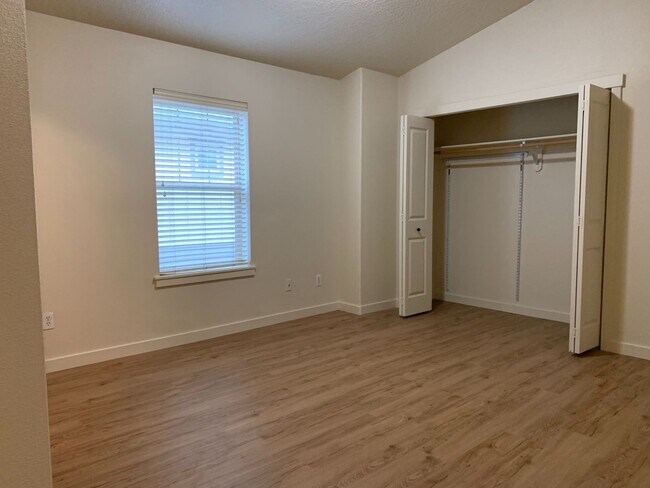 Building Photo - 642 NE Newstead Ln