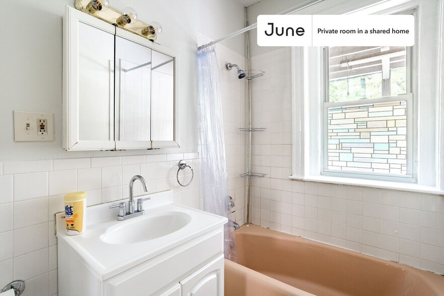 Building Photo - Room in Shared 4 bed/2 bath home