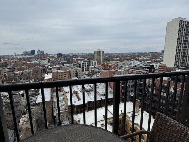 Building Photo - 1540 N La Salle Dr