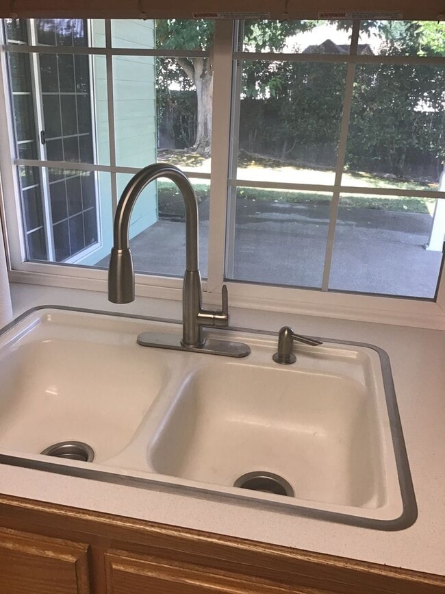 Building Photo - Quiet Peaceful 3 bedroom 2 bath Single Level home located in Central Point