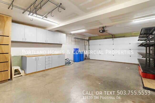 Building Photo - 12830 SW Foothill Dr