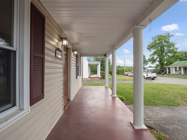 Building Photo - 4 Bedroom/1 Bathroom Home with Fenced Yard Available in SE Roanoke!