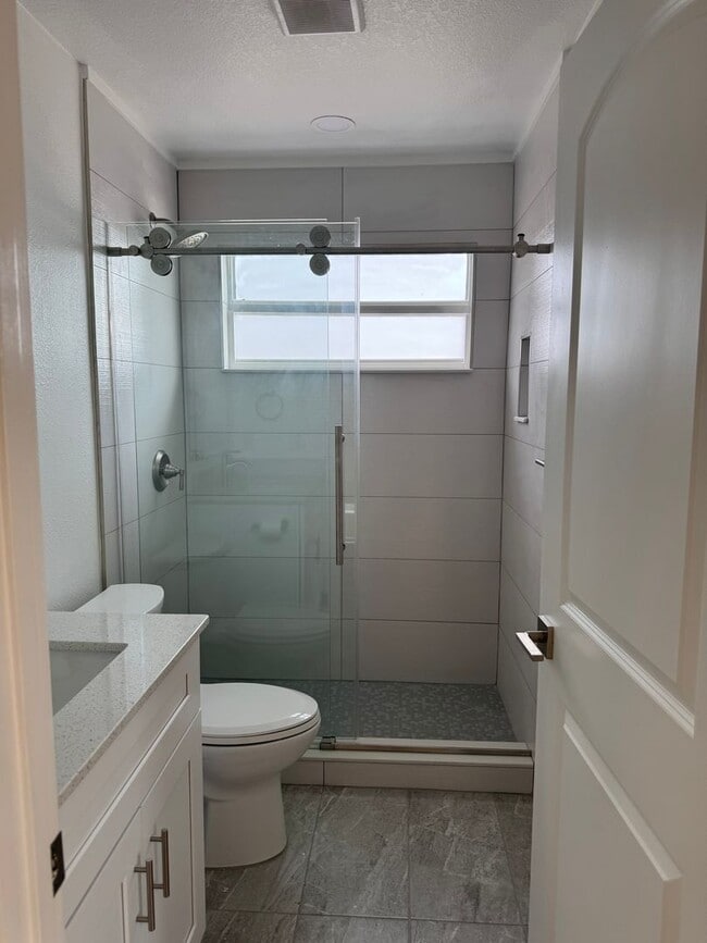 Building Photo - 4 Bedroom Pool Home for Rent