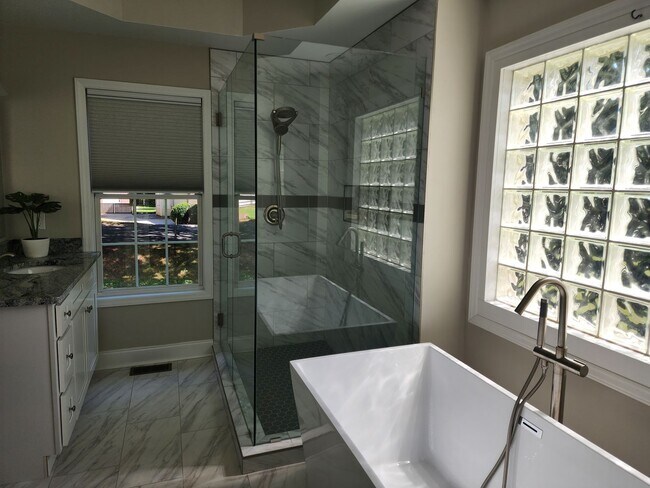Building Photo - Lakeview Home!