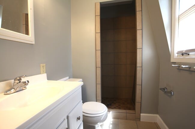 Building Photo - Remodeled 5bed/3.5 Bath House!