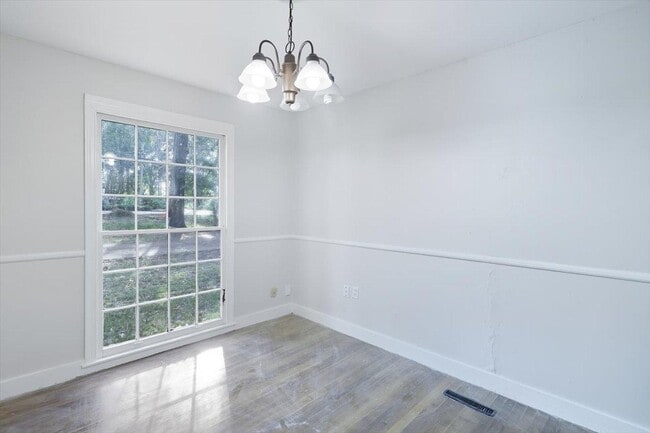Building Photo - 211 W Lakeview Dr