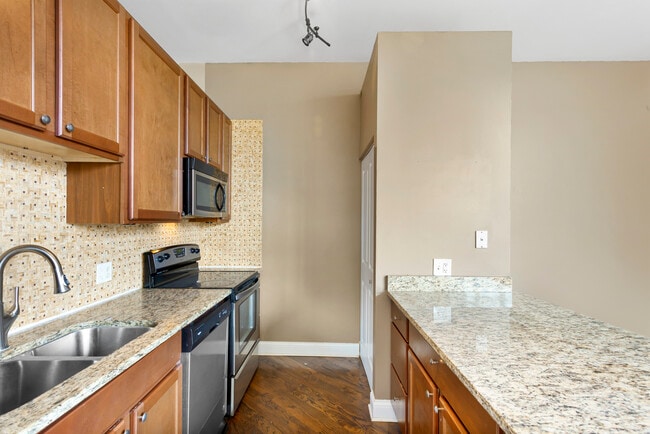 Building Photo - 4131 W Belmont Ave